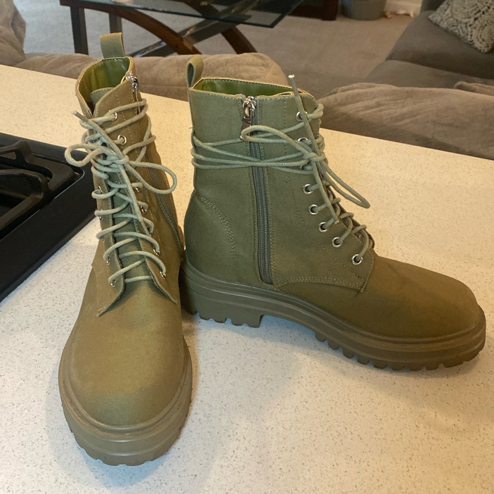 Combat boots